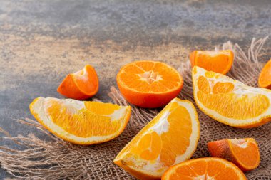 Gri mutfak masasında taze portakallar.