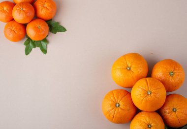 Gri bir masada taze taze portakallar 