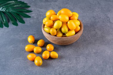 Siyah arka planda taze kumkatlar..