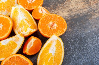 Mutfak masasında taze portakallar, sağlıklı beslenme konsepti.