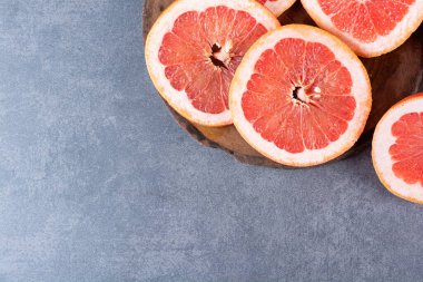 Masada taze kırmızı greyfurtlar var.