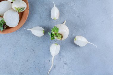 Mutfak masasında çiğ organik turplar