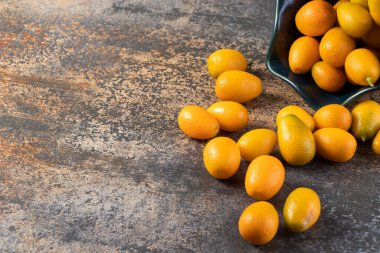 Mutfak masasında taze kumkatlar.