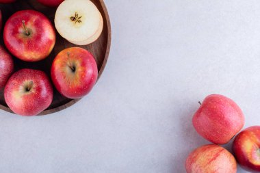 Gri arkaplanda kırmızı elmalar. Üst görünüm.