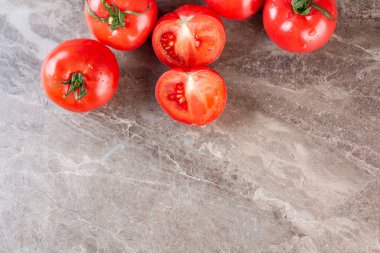 Mutfak masasında taze domatesler. 