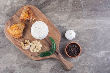 Mutfak masasında sebze ve baharatlı ızgara tavuk eti. 