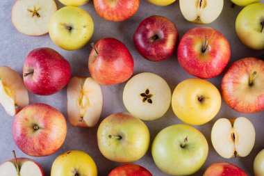 Masada çeşitli elmalar var. Meyve arkaplanı