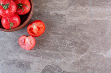 Mutfak masasında taze domatesler. 