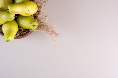 Mutfak masasında taze armutlar. Metin için boş alan.