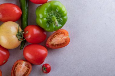 Gri arka planda taze organik sebzeler