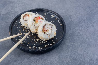 Nefis suşi. Japon yemekleri konsepti. 