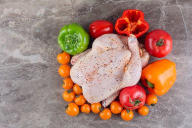 Baharatlı ve sebzeli çiğ tavuk eti. 