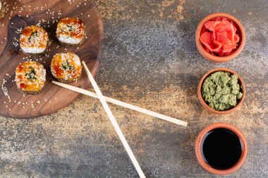 Nefis suşi. Japon yemekleri konsepti.