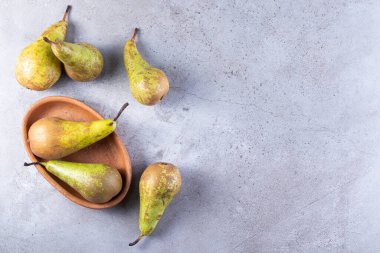 Gri arka planda taze armutlar 