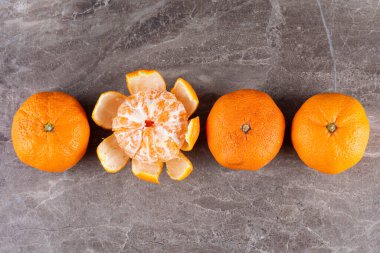 Mutfak masasında taze portakallar, sağlıklı beslenme konsepti.