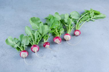 Mutfak masasında taze organik turplar