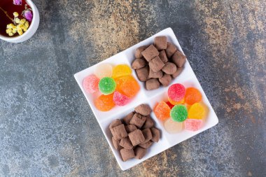 Mutfak masasında nefis şekerler. Metin için boş alan.