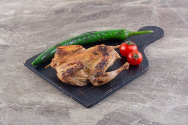 Mutfak masasında sebze ve baharatlı ızgara tavuk eti. 