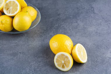 Gri arka planda taze sarı limonlar 