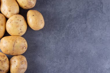 Mutfak masasında çiğ organik patates..