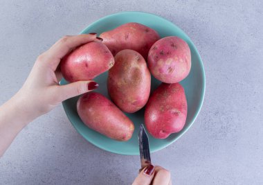 Patates soyan bir kadının yakın plan fotoğrafı.
