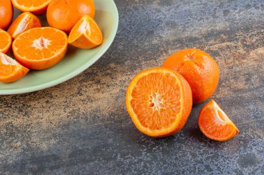 Mutfak masasında taze portakallar, sağlıklı beslenme konsepti.