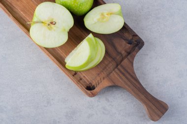 Mutfak masasında taze yeşil elmalar 