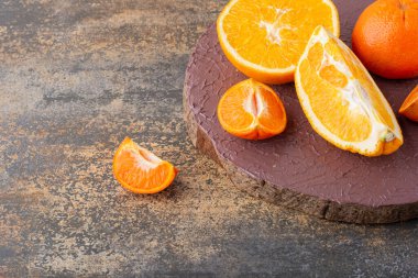 Gri arka planda taze meyveler