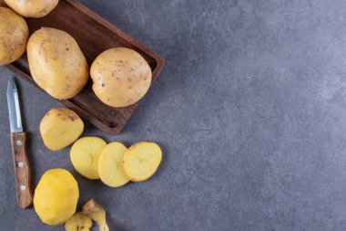 Mutfak masasında çiğ organik patates..