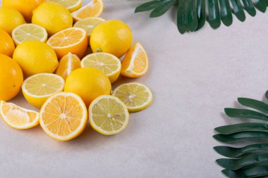 Gri arka planda taze sarı limonlar  