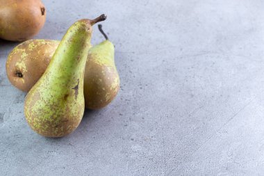 Gri arka planda taze armutlar