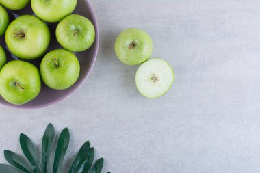 Gri arkaplanda taze olgun elmalar.