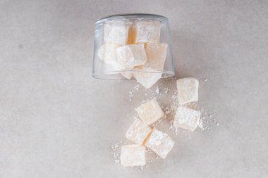 Lezzetli Türk lokumu masada.