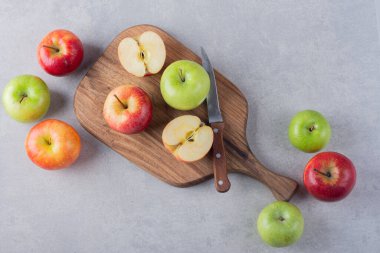 Gri arkaplanda olgun elmalar, yakın görünüm