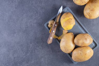 Mutfak masasında çiğ organik patates..