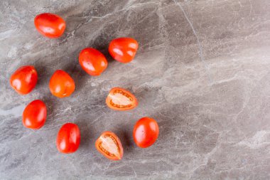 Gri arka planda taze olgun domatesler. en üstteki görünüm.