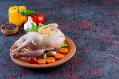 Pişirmek için malzemeli çiğ tavuk eti.