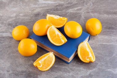 Mutfak masasında taze portakallar, sağlıklı beslenme konsepti.