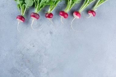 Mutfak masasında taze organik turplar