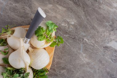 Mutfak masasında taze organik turplar.