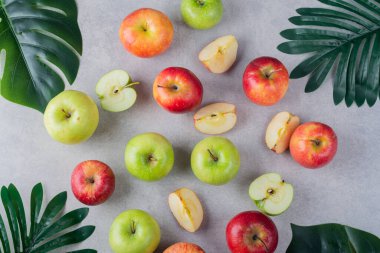 Gri arkaplanda olgun elmalar, yakın görünüm