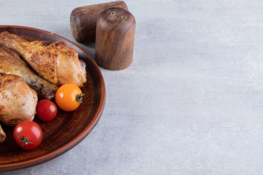 Mutfak masasında leziz ızgara tavuk eti. Yiyecek konsepti