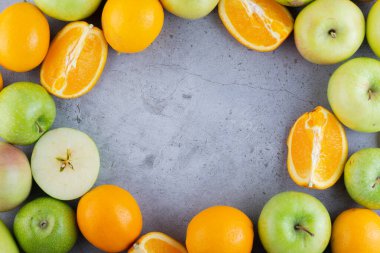 Gri arka planda taze meyveler
