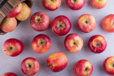 Gri arkaplanda kırmızı elmalar. Üst görünüm