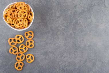 Mutfak masasında tuzlu kraker.