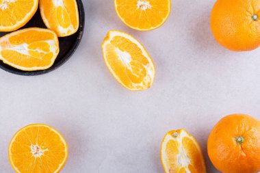 Mutfak masasında taze portakallar.  