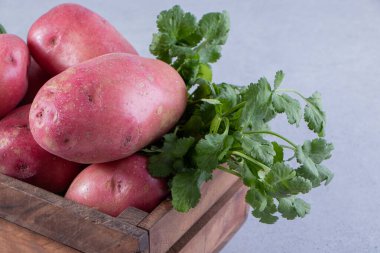 Mutfak masasında çiğ organik patates..