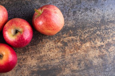 Gri arkaplanda kırmızı elmalar