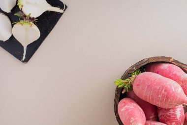 Mutfak masasında taze organik turplar.