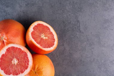Masada taze kırmızı greyfurtlar var.